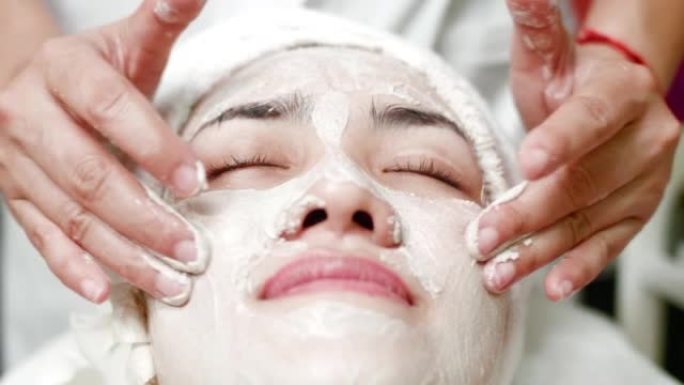 美容师在女客户脸上刷口罩