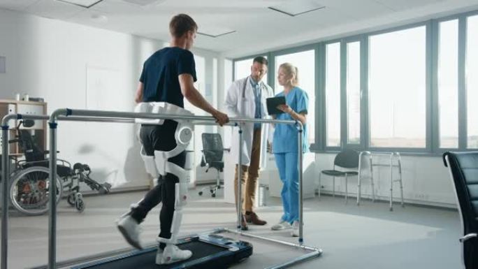 现代医院物理治疗: 受伤的患者穿着先进的机器人外骨骼腿在跑步机上行走。理疗康复科学家、工程师、医生使