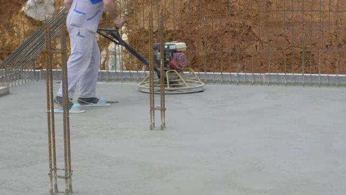 特写: 无法辨认的承包商用机器抛光干燥混凝土板。
