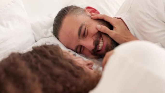 幸福的夫妻，卧室的乐趣和早晨的结合，躺在床上抚摸，大笑和面对面表达爱。健康关系中的男人和女人之间的有