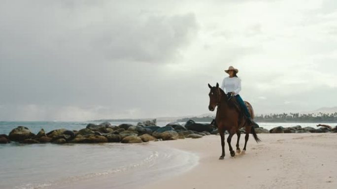 在海滩上骑马