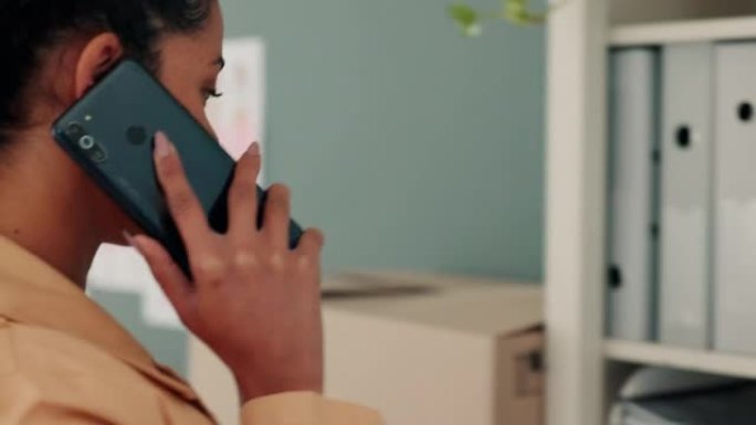 商务电话，工作交流和女人在办公室检查文书工作时在手机上聊天。公司接待员在搜索货架上的报告时在智能手机