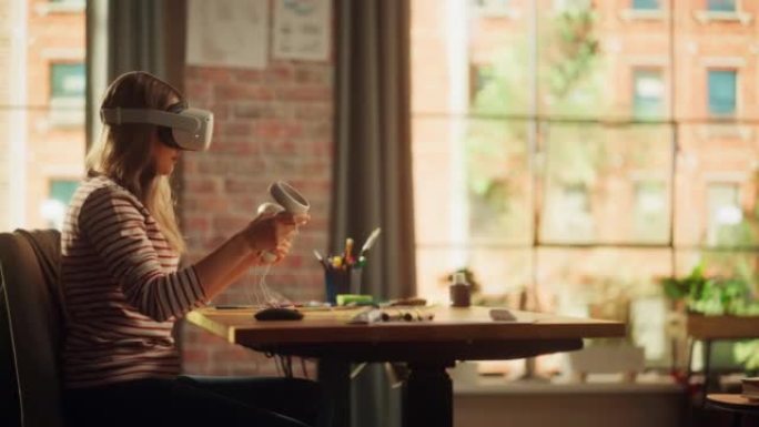 使用虚拟现实耳机拍摄的金发年轻时尚女性肖像。有创意的女人坐在家里的桌子旁，玩VR视频游戏或在特殊应用