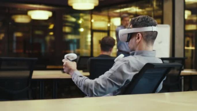 现代办公室虚拟现实耳机中的男人