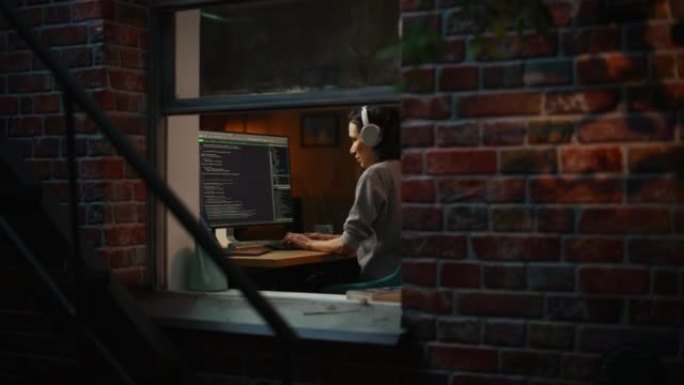 深夜在电脑上工作的拉丁女性数字创业企业家。致力于创新电子商务应用程序的软件开发人员。过度工作的概念。