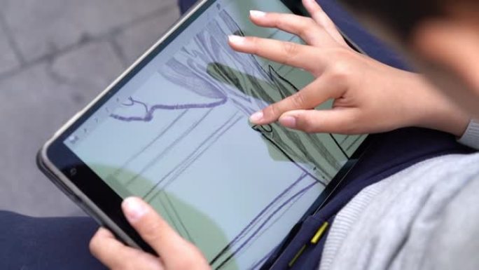 儿童在数字平板电脑上绘画