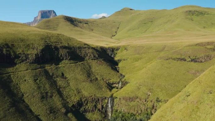 南非夸祖鲁-纳塔尔省壮观的德拉肯斯堡瀑布的空中变焦