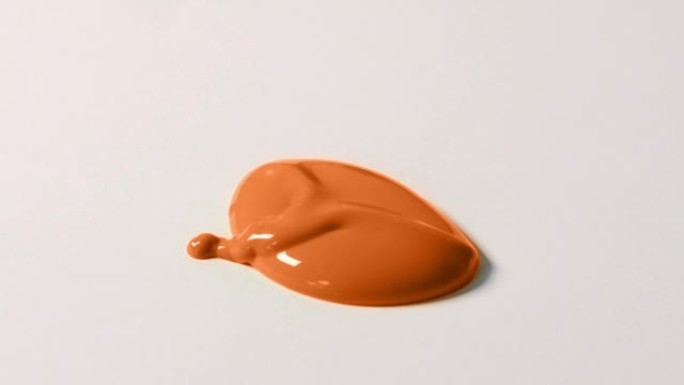 橙色油漆的斑点瀑布特写
