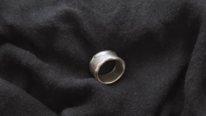 黑布上金属环的特写