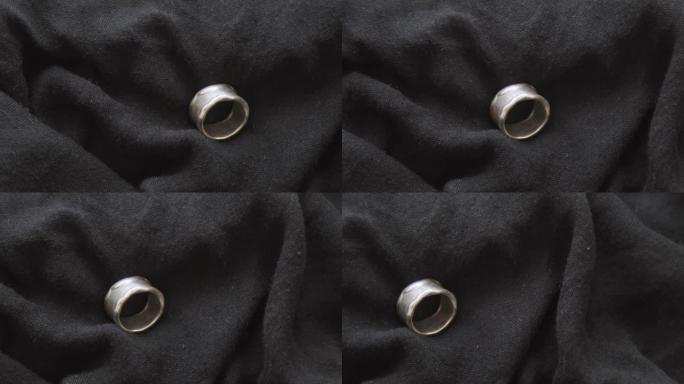 黑布上金属环的特写
