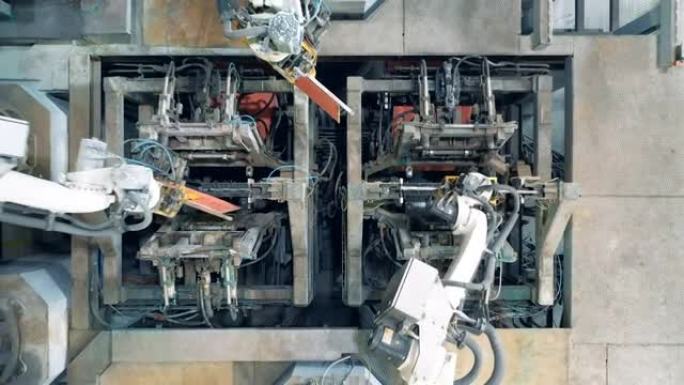 由现代机器人加工的铜板的俯视图。工业设备概念。