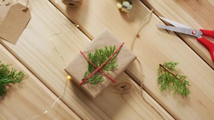 木制背景上有礼物和剪刀的圣诞装饰品视频