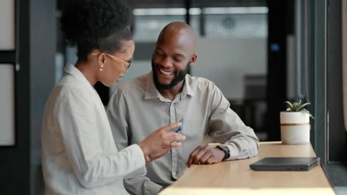 商业，智能手机和黑人在公司合作中一起开会，以进行应用程序发布，网站或营销视频观看。合作伙伴关系，客户