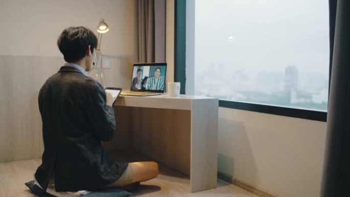 商人使用现代技术进行远程视频连接。