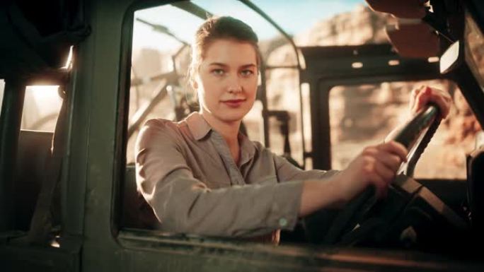 沙漠之旅: 美丽的女探险家的肖像，从汽车司机的窗户向外望去，微笑着。女冒险家乘坐越野SUV穿越峡谷。