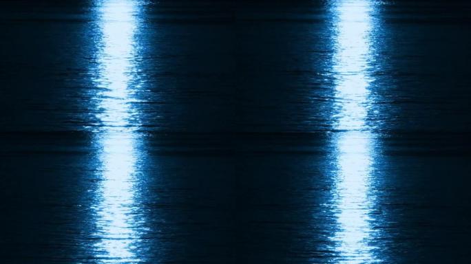 月光反射在波光粼粼的水面上