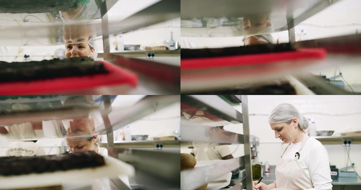 一名成熟的女面包师在面包房检查糕点的4k视频片段