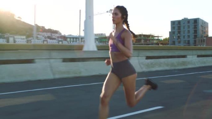 在城市街道上训练的妇女的跑步，健身和跑步者锻炼。健康，强壮和运动运动员的运动动机和重点在城市道路上锻