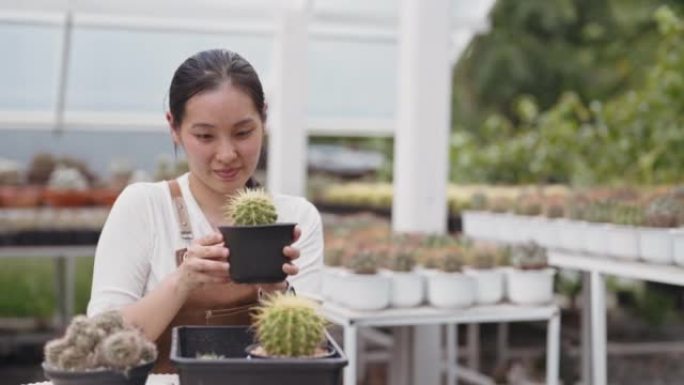 园丁在树店里照顾她花园里的植物