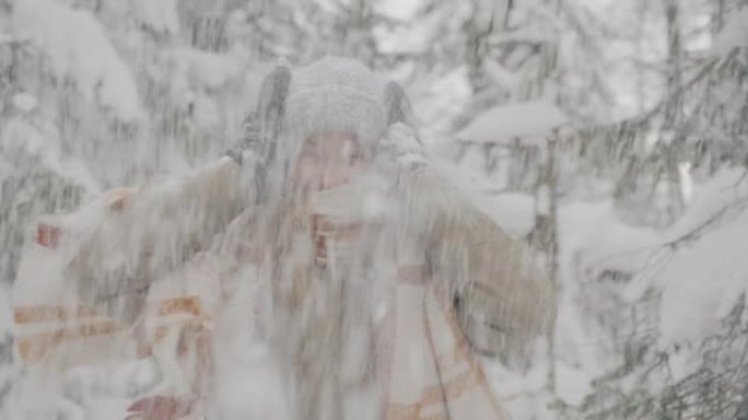 可爱的女学生在冬天的森林里笑着玩雪的肖像