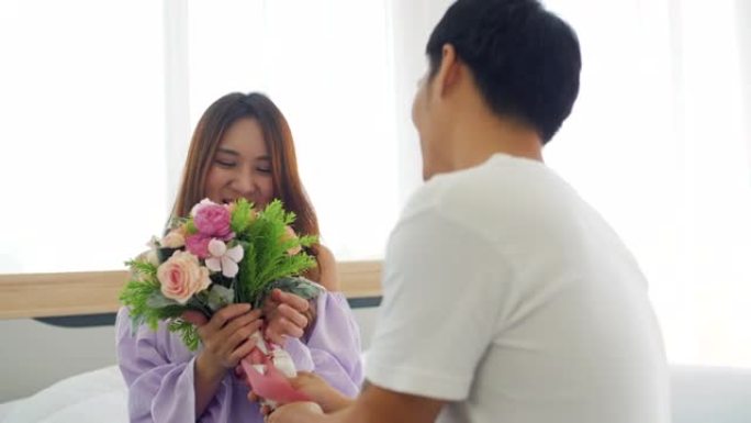 亚洲青年男子用玫瑰给女友惊喜