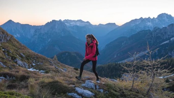 年轻的健身女子一大早就在山上徒步旅行