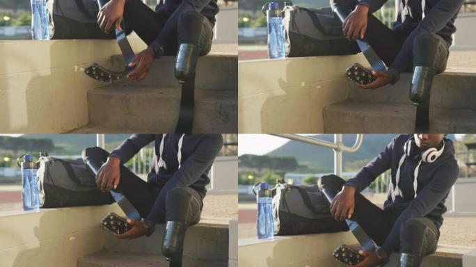 残疾人混合种族男子检查他的假肢