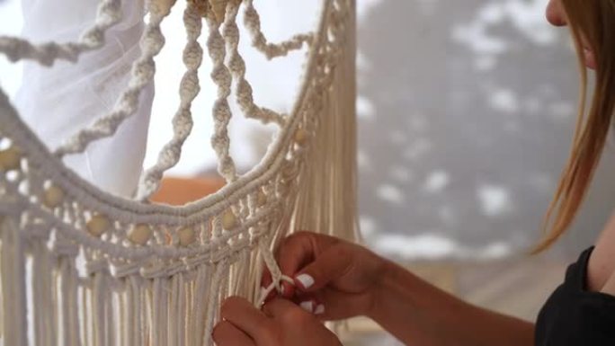 女工匠用轻棉线编织macrame