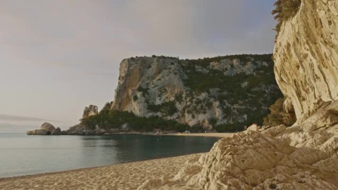 意大利撒丁岛沿岸的一个小海滩的景色。