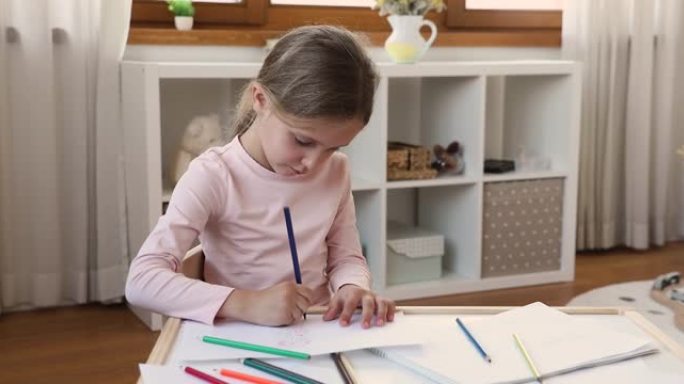 小女孩喜欢在舒适的儿童房用蜡笔画画