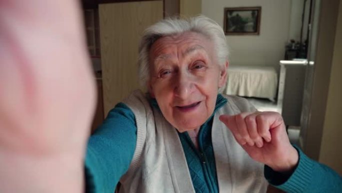 《快乐的现代祖母》的电影拍摄正在使用智能手机在互联网上导航，发送消息并在家中拨打电话。技术概念、现代