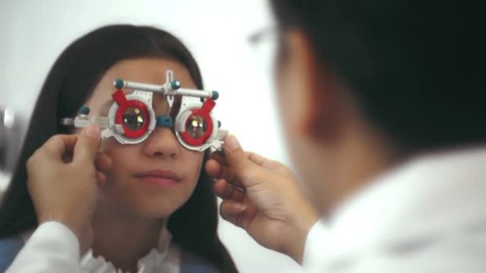 在配镜师测试眼睛近视眼适配度数体检