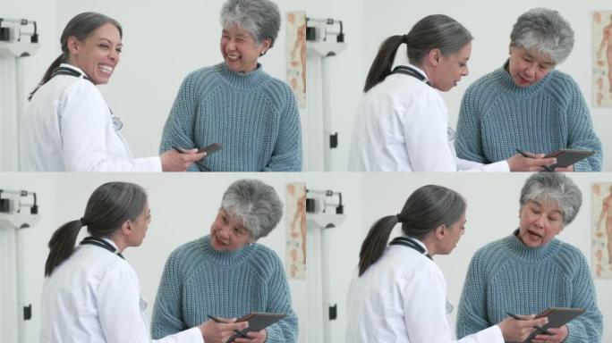 医生与一位资深医生一起检查测试结果