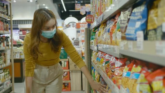 一个在当地超市散步的亚洲女孩。