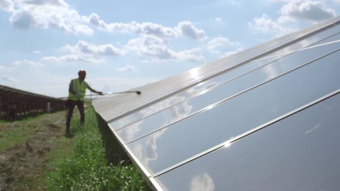男性工人清洗太阳能电池板