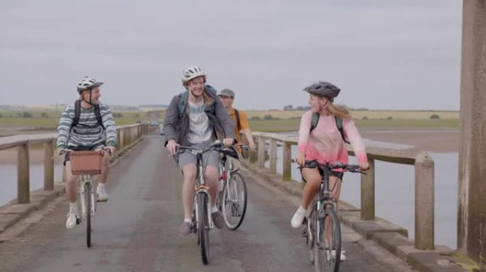 朋友一起骑自行车外国人骑车运动视频素材