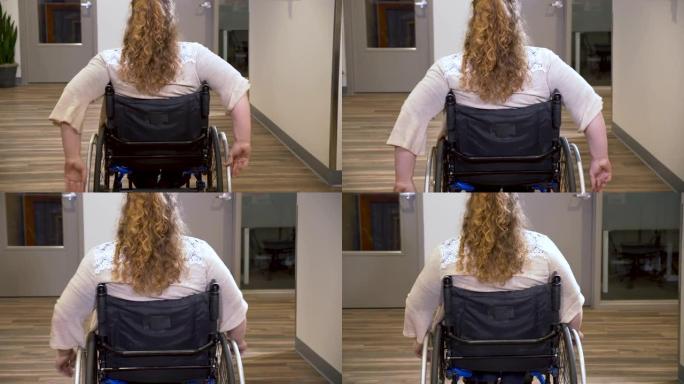 女性在自走式轮椅上的后视图
