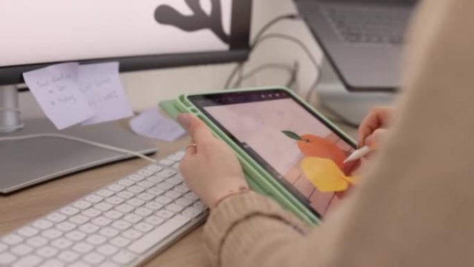 平板电脑，用女人的手进行编辑和设计，使用手写笔在无线设备屏幕上编辑创意作品。技术、媒体和图形，办公室