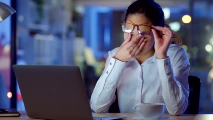疲倦的女商人在笔记本电脑上打字，按时完成或晚上完成工作时头疼。压力大、不快乐、精疲力竭的女性感到倦怠