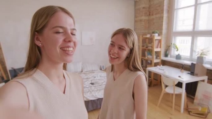 快乐的双胞胎女孩拍摄Vlog