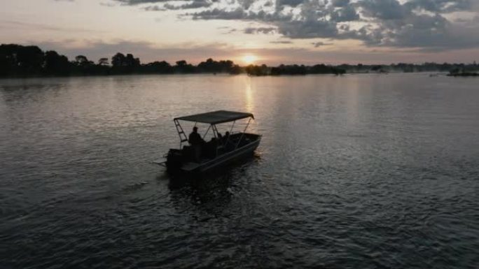 在赞比西河上观光的旅游船的鸟瞰图