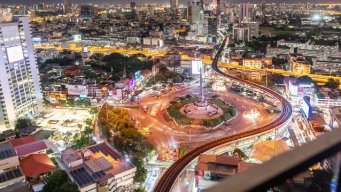 4K UHD多莉缩小延时超高速: 曼谷市中心标志性地标胜利纪念碑，泰国曼谷有汽车和空中列车的光路。旅