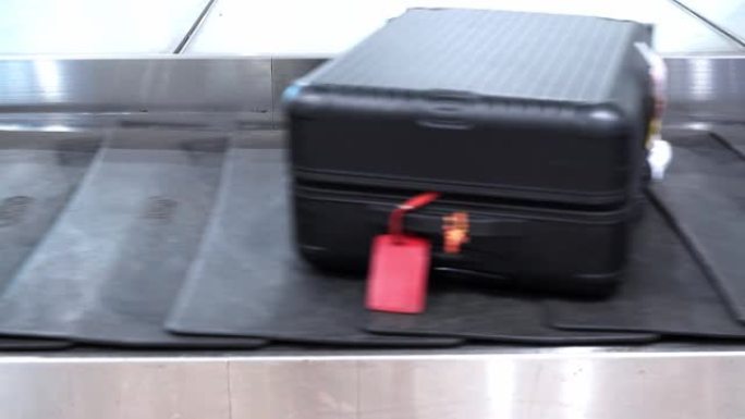 机场带传送带的行李箱或行李。行李丢失