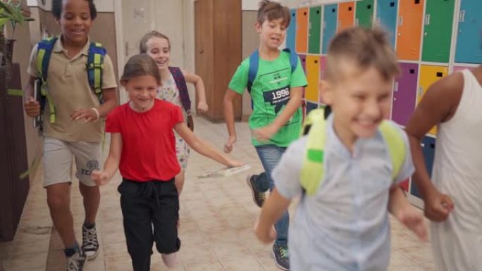 快乐的孩子们在学校里奔跑