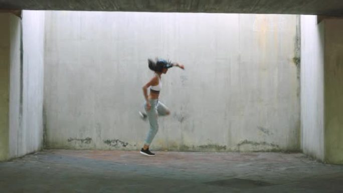 嘻哈，舞蹈或城市女性在澳大利亚的墙壁背景，以创造活力，垃圾艺术运动或霹雳舞运动。城市文化街表演中的时