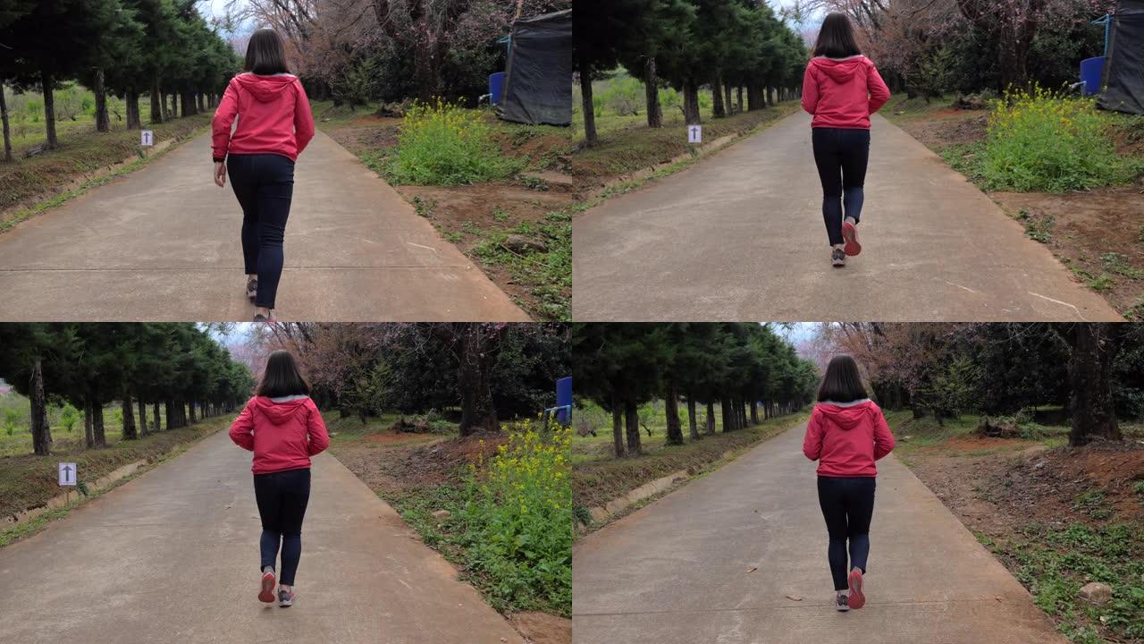 女人在公园跑步和锻炼