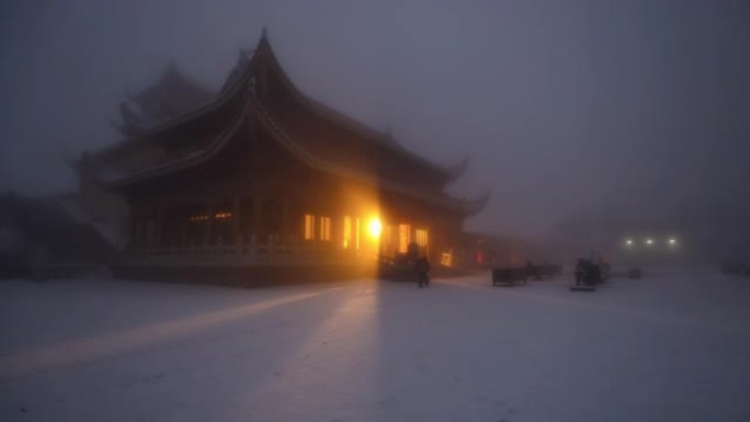 金光从峨眉山金顶寺照出来