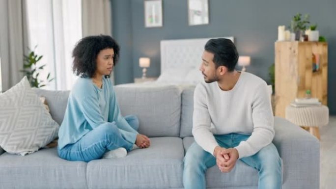 夫妻，悲伤并与一个男人和女人在家里发生冲突时谈论离婚，压力或婚姻问题。愤怒，沮丧和约会的年轻男女吵架
