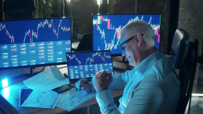 一位股票经纪人正在分析股票价格的波动