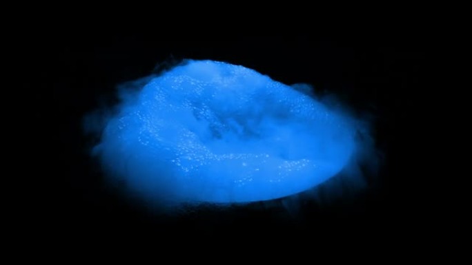 黑色合成元素上分离的蓝色液体桶冒泡
